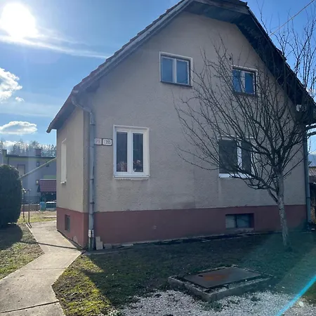 Dom S Parkovanim شقة